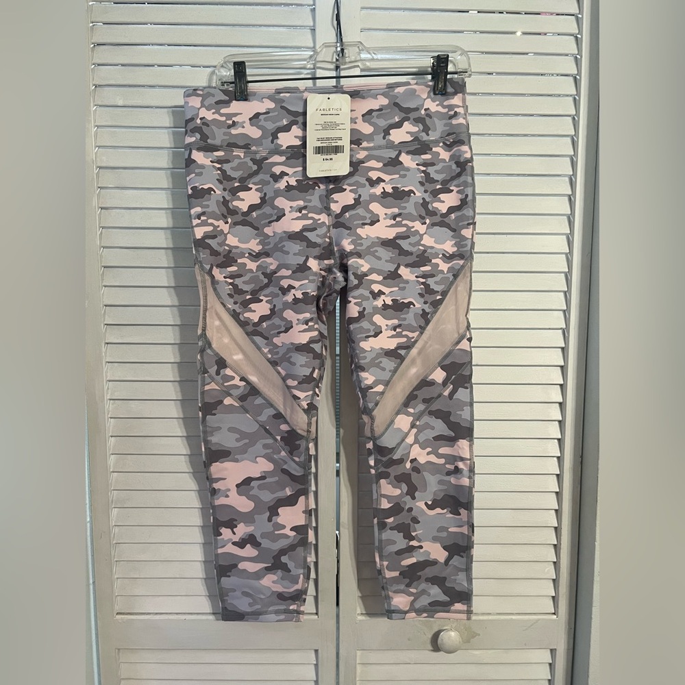 Fabletics NWT Light Camo 3/4 leggings Brogan Mesh Capri